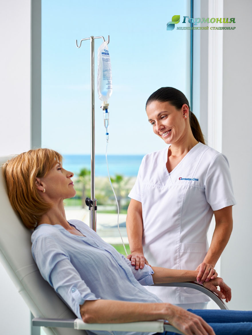 Врач и пациент с капельницей на фоне берега Актобе